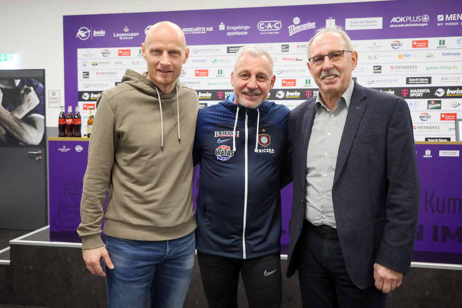 Glücklich vereint: Sportdirektor Matthias Heidrich (45), Trainer Pavel Dotchev (57) und Aue-Präsident Roland Frötschner (v.l.n.r).