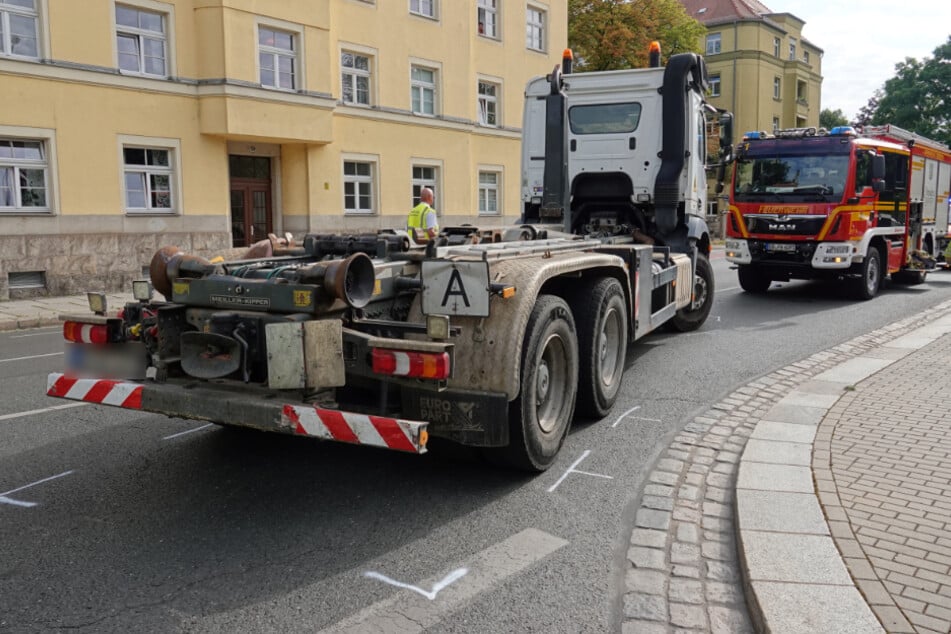 Der Laster wollte nach rechts in die Schneebergstraße abbiegen.