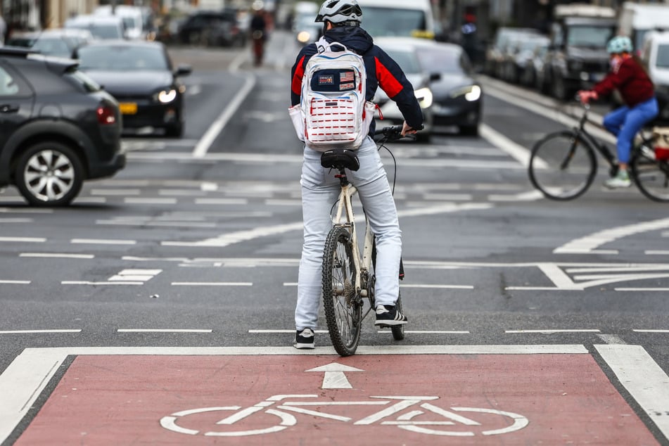 Mit den baulichen Maßnahmen soll die Lindenstraße für Fahrradfahrerinnen und -fahrer sowie Fußgängerinnen und Fußgänger sicherer werden. (Symbolfoto)