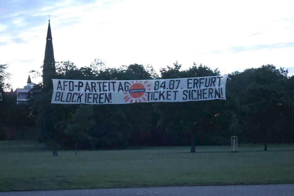 "AfD-Parteitag blockieren!" ist groß auf einem Banner im Alaunpark zu lesen.