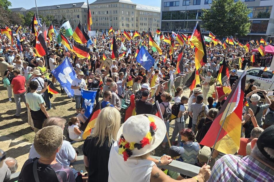 Der Albertplatz füllt sich. Mehrere tausend Demonstranten sind mittlerweile vor Ort.