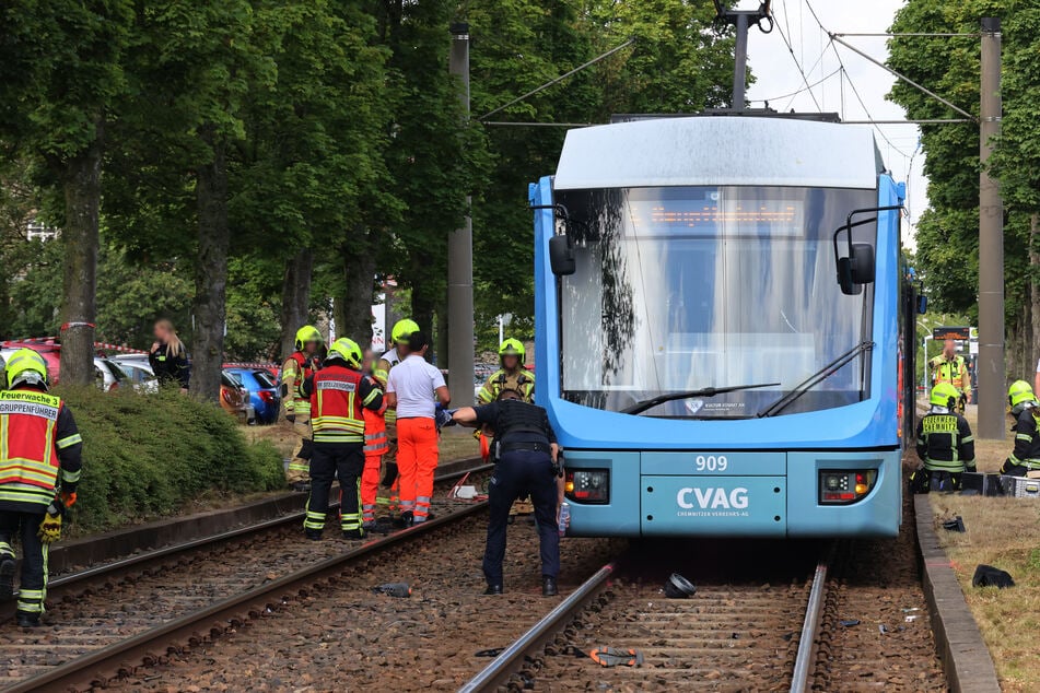 Feuerwehr, Rettungskräfte und Polizei am Unfallort: Für den Fußgänger kam jede Hilfe zu spät. Er starb noch am Unfallort.
