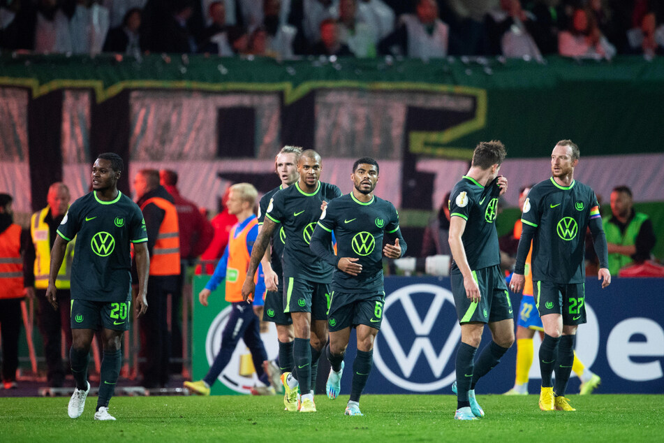 Einige Spieler des VfL Wolfsburg haben sich auf der Zugfahrt nach Leverkusen daneben benommen.