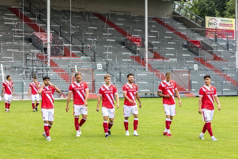 Der Kaderumbruch im Sommer war groß bei Energie Cottbus. Unter anderem Can Moustfa (21, vorne links) überraschte.