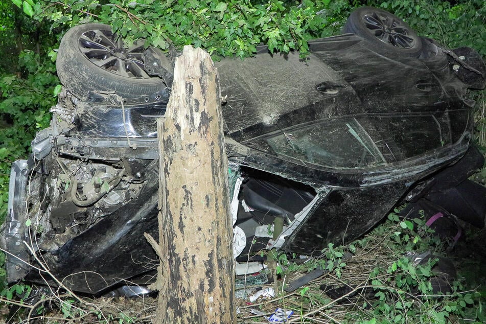 Der Wagen des 19-Jährigen blieb völlig demoliert in der an die A59 angrenzenden Böschung liegen.