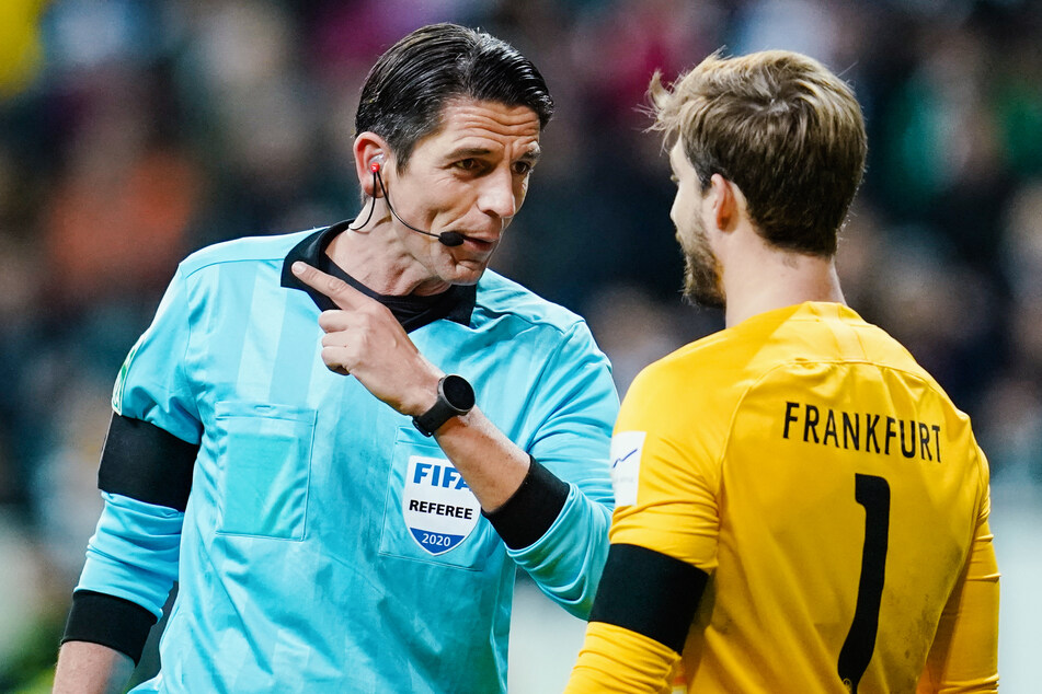 "Das hat mit Fußball nichts zu tun... Ohne Fans ist es nicht mal die Hälfte wert." Keeper Kevin Trapp gibt Schiedsrichter Deniz Aytekin mit Sicherheit recht.