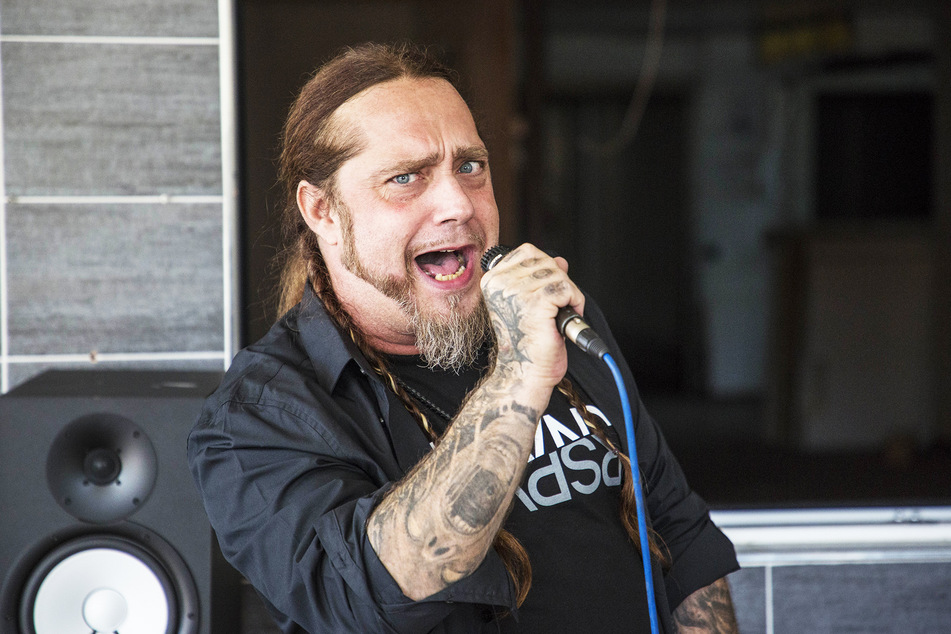 Sänger Martin Kesici (47) zieht für die Band und den Whisky bald nach Dresden.