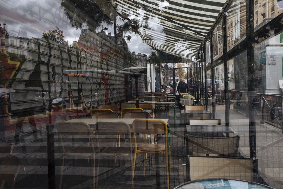 Eine Terrasse eines geschlossenen Cafes ist menschenleer. Aufgrund der steigenden Corona-Zahlen werden in der Stadt alle Bars geschlossen und festliche Zusammenkünfte verboten.
