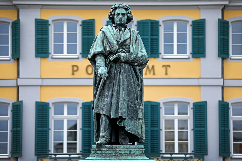 Eine Statue des Komponisten Ludwig van Beethoven steht in Bonn. Das Denkmal wurde von Ernst Hähnel entworfen.