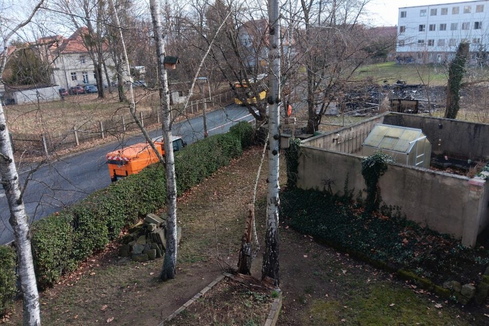 Mit dieser Kehrmaschine wurde der kontaminierte Gehweg gesäubert. Jetzt ermittelt die Rechtsaufsicht der Stadt.