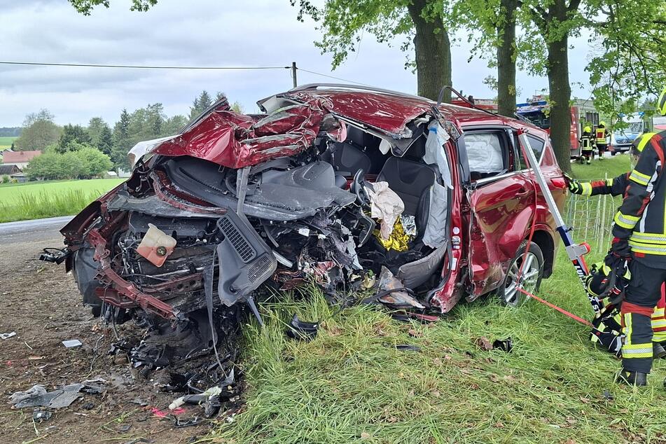 Der rote Ford Kuga ist nach dem Unfall völlig deformiert.