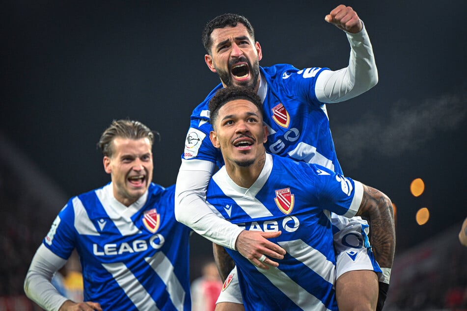 Energie feiert den Auswärtscoup an der Essener Hafenstraße und die Tabellenführung der 3. Liga!