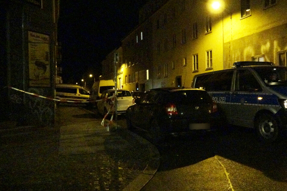 Beamte der Polizei rückten am Mittwochabend in die Heinrichstraße nach Leipzig-Reudnitz aus.