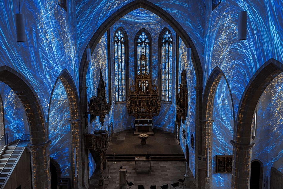 Lichtshow "Genesis" verwandelt Erfurter Kaufmannskirche