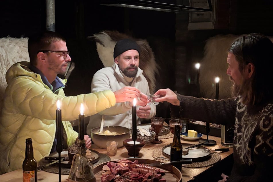 Mr. Iceland (r.) serviert Joko Winterscheidt (47, l.) und Klaas Heufer-Umlauf (42, M.) traditionelle isländische Spezialitäten,