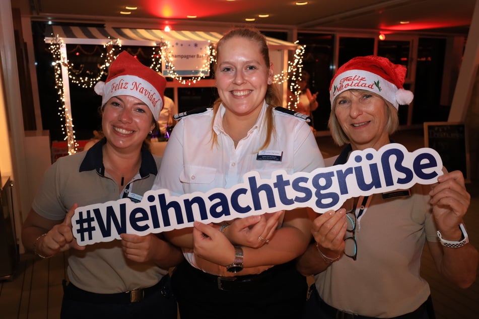Auf dem "Striezelmarkt" vom Pooldeck: Sarah mit ihren Kolleginnen Christine Schlegel (30, l.) aus Limburg an der Lahn und Angelika Mulle (61, r.) aus Steyr/Österreich.
