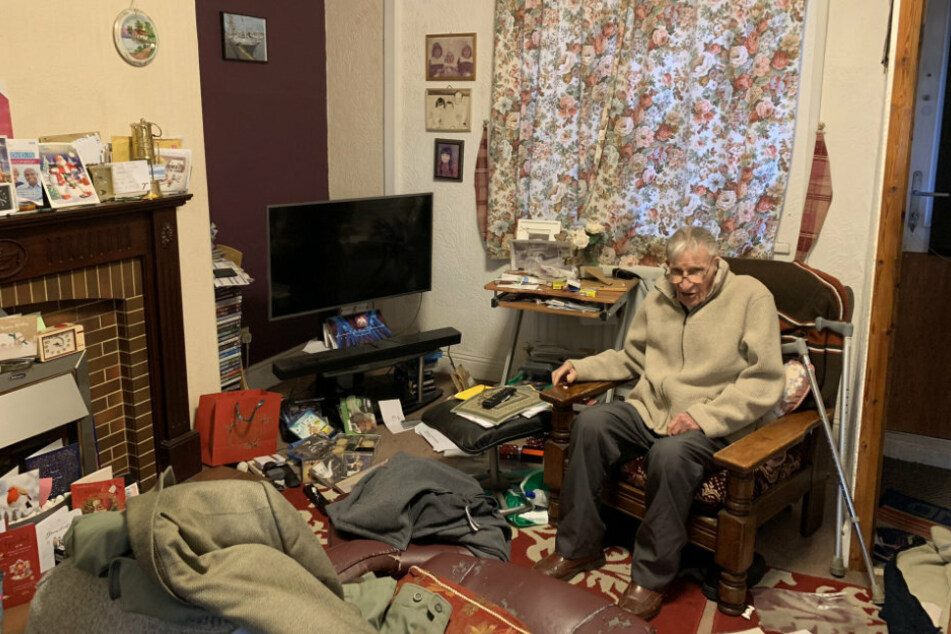 Traurig sitzt Edwin Green (94), genannt Ted, in seiner Wohnung. Die Täter durchwühlten diese und nahmen wertvolle Gegenstände mit.