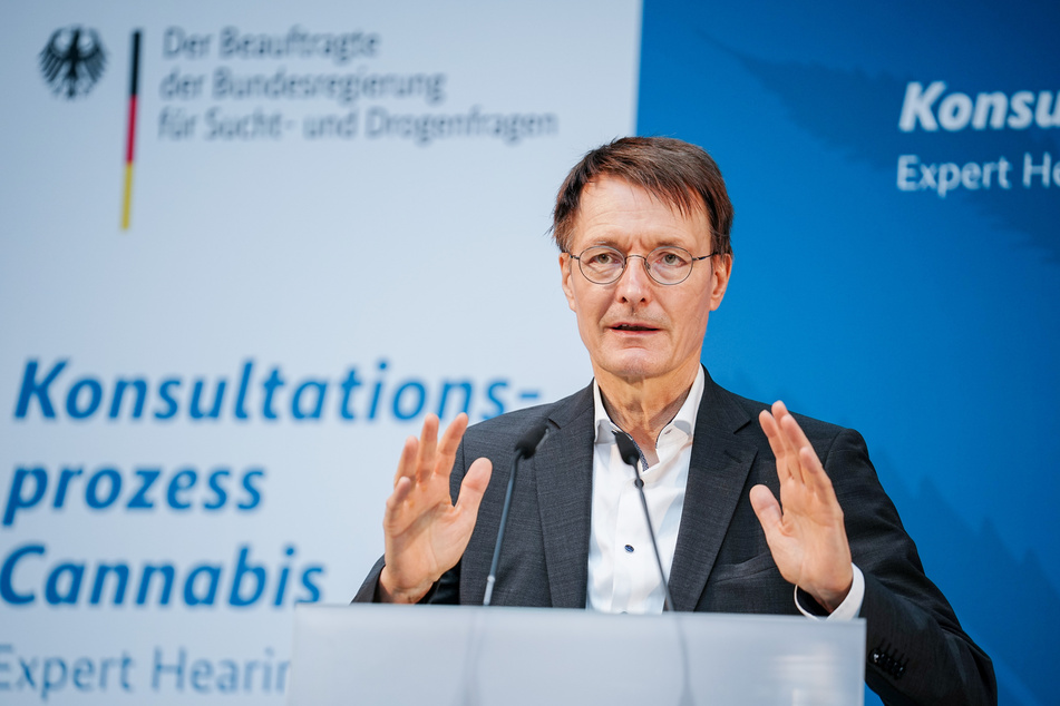 Bundesgesundheitsminister Karl Lauterbach (59, SPD) arbeitet bereits ein Eckpunktepapier für die geplante kontrollierte Abgabe von Cannabis aus.