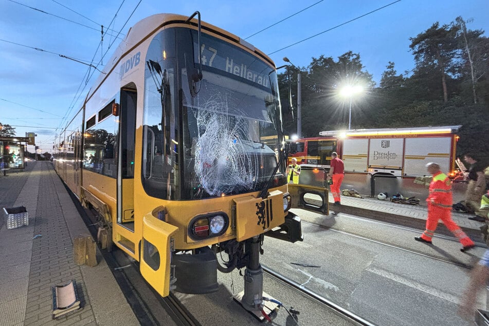 Der Aufprall des Fußgängers auf die Straßenbahn muss heftig gewesen sein. Die kaputte Frontscheibe zeugt davon.