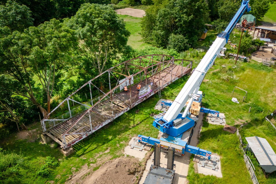Die alte Fischwegbrücke in Draisdorf wird am heutigen Donnerstag auf einen Tieflader gehoben und Freitag auf ein 200 Meter entferntes Fundament gesetzt.