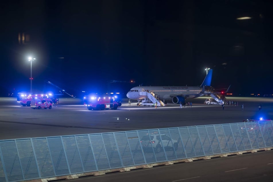 Den Angaben zufolge war der Airbus A321 der britischen Fluggesellschaft Jet2 auf dem Weg von Griechenland nach London.
