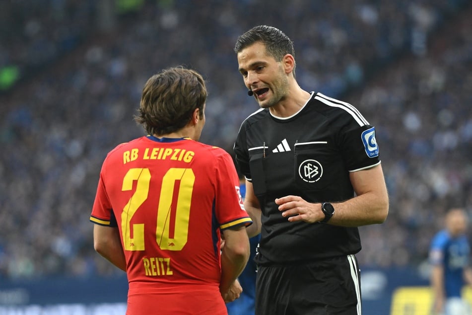 Schiedsrichter Max Burda (r.) brachte die Schalker Anhänger gegen sich auf.