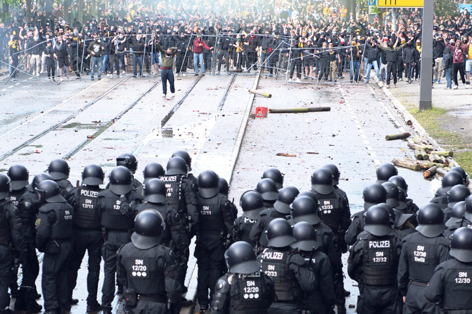 Hunderte Dynamo-Anhänger gingen am 16. Mai vergangenen Jahres brutal auf die Polizei los.