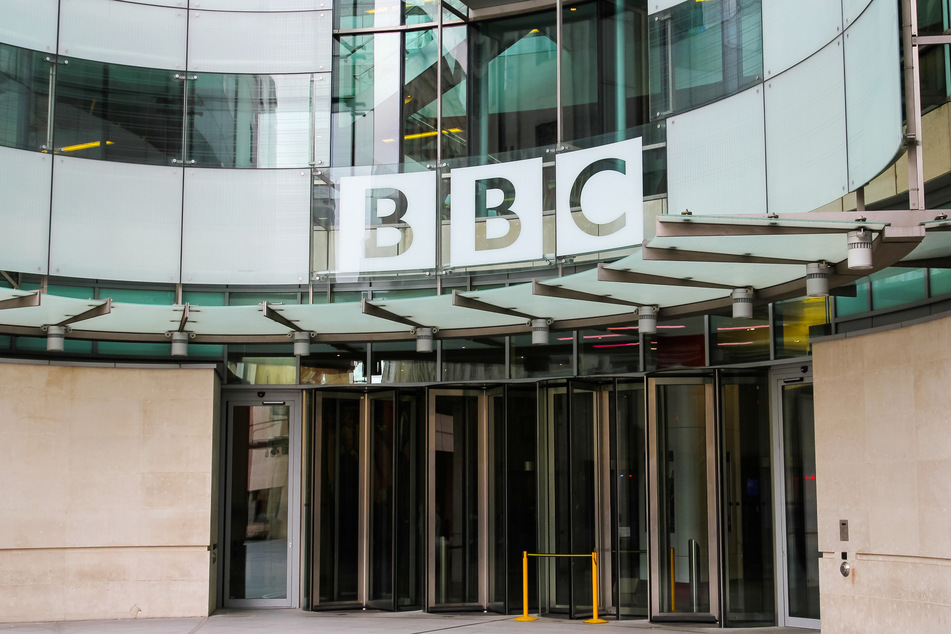 Einem BBC-Moderator wird vorgeworfen, einem Jugendlichen über drei Jahre hinweg 35.000 Pfund (knapp 49.500 Euro) für explizite Fotos gezahlt zu haben.
