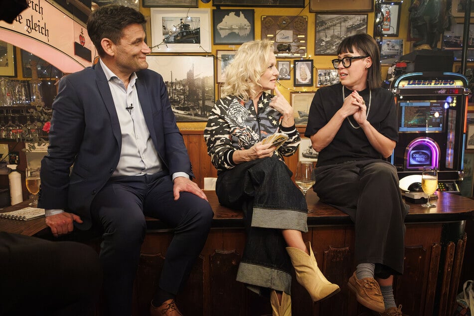 In der neuen Folge von "Inas Nacht" begrüßt Gastgeberin Ina Müller (61, M.) Moderator Christian Ehring (53) und Kabarettistin Eva Karl Faltermeier (43).