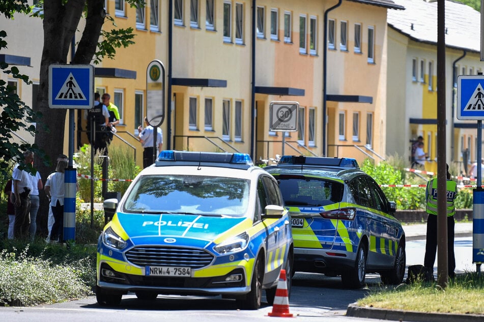 Espelkamp: Polizeibeamte stehen vor einem Haus.