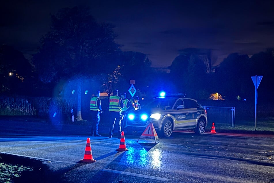 Zahlreiche Polizeikräfte und ein Hubschrauber waren vor Ort. Im Umkreis der Einsatzstelle gab es Verkehrssperrungen.