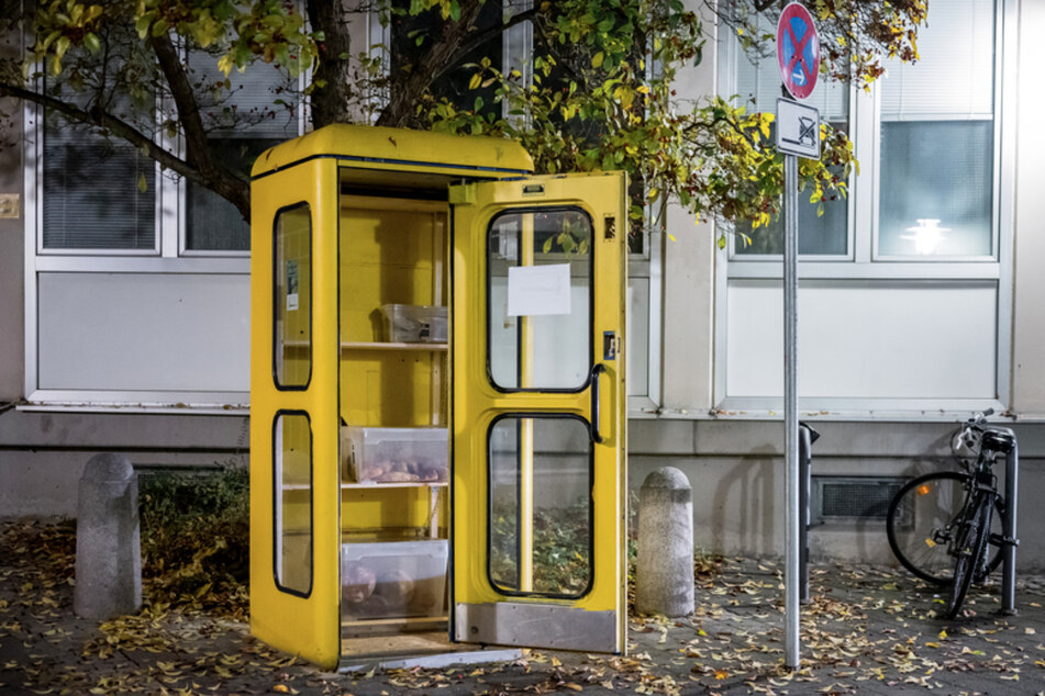 Die alte Telefonzelle in der Metzgergasse vor dem Stadtbüro der Diakonie Coburg wird nun als Ausgabestelle für gespendetes Essen genutzt.