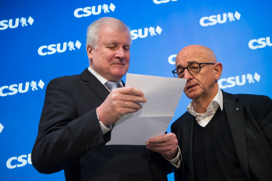Horst Seehofer (71, l.), Bundesminister des Inneren, Bau und Heimat und damaliger CSU-Parteivorsitzender, und der Landtagsabgeordnete Alfred Sauter (70) schauen sich 2018 einen Brief an.