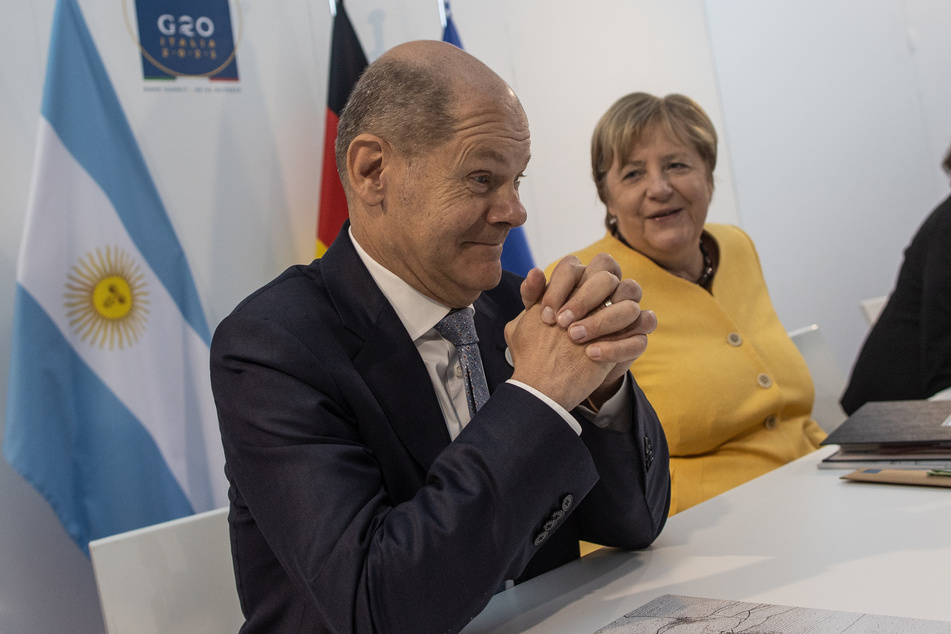 Angela Merkel (67, CDU), noch geschäftsführende Regierungschefin, nahm mit dem Finanzminister und designiertem Bundeskanzler Olaf Scholz (63, SPD) an der Konferenz der wichtigsten Wirtschaftsmächte in Rom teil.