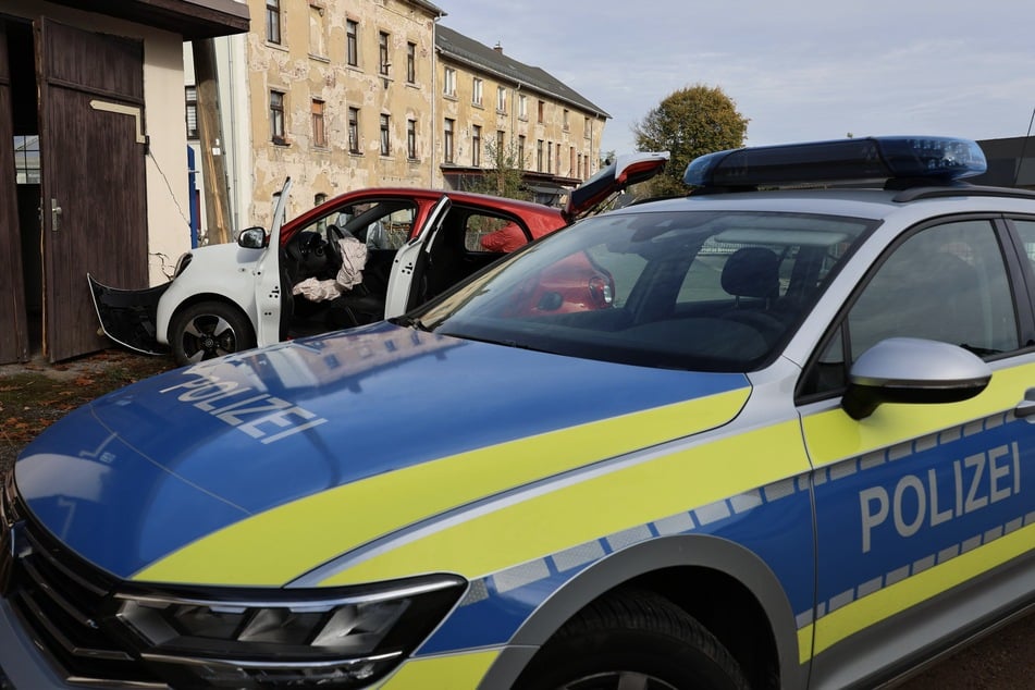 Im Smart sprangen die Airbags auf, das Auto krachte frontal gegen die Mauer einer Garage.