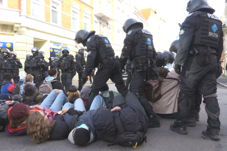 AfD-Veranstaltung im Norden: Zwischenfälle bei Gegendemo, zahlreiche Strafanzeigen