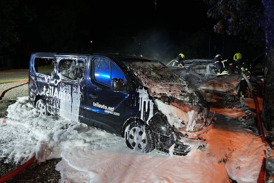 Feuerwehreinsatz in der Nacht zu Dienstag an der Karl-Heine-Straße. Unbekannte hatten auf einem Parkplatz gleich vier Fahrzeuge von teilAuto in Brand gesetzt.