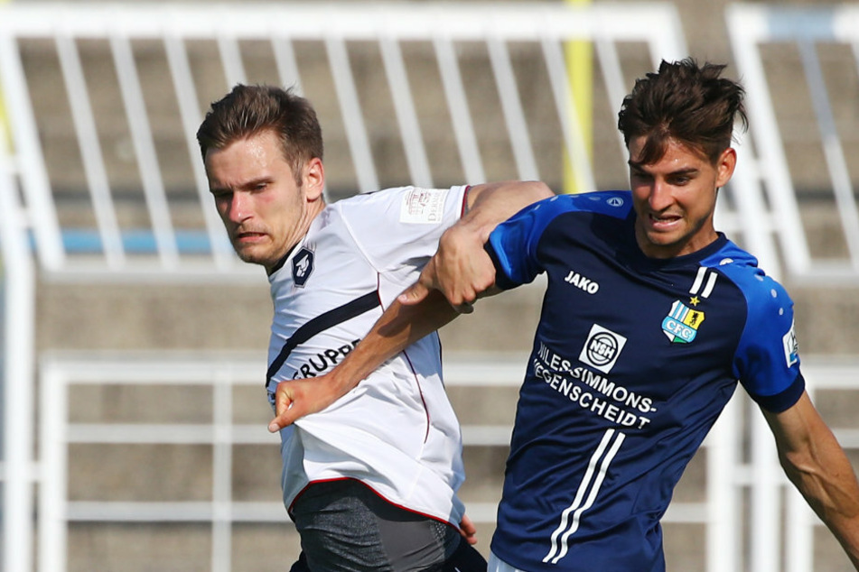 Danny Breitfelder (r.) im Halbfinale des Sachsenpokals im Zweikampf mit Robin Glänzel vom FC International Leipzig. Der CFC gewann die Partie mit 3:0.