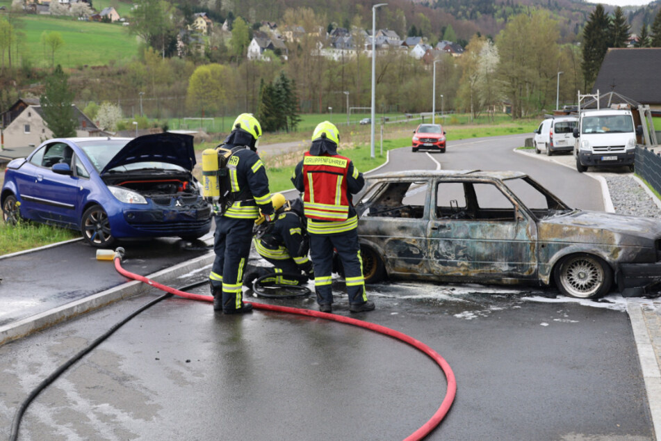 Durch das Feuer wurden auch zwei weitere Fahrzeuge beschädigt.