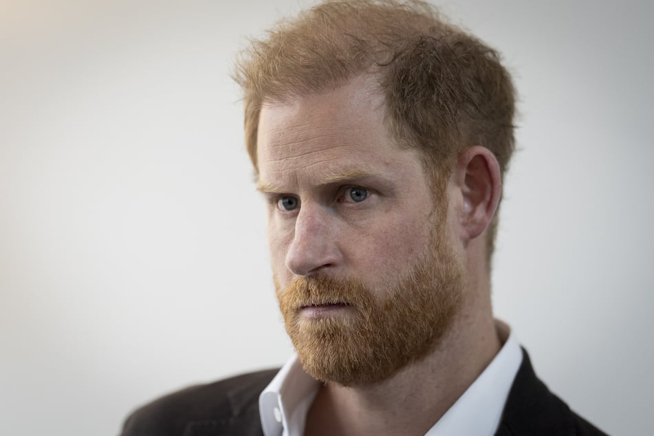 Prinz Harry (41) soll einer Journalistin eine weiße Pille in den Mund gesteckt haben.
