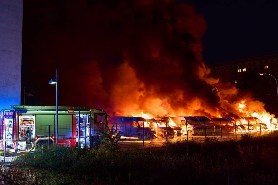 In Lichtenberg stehen 17 Kleintransporter auf einem Gelände der Telekom in Flammen.