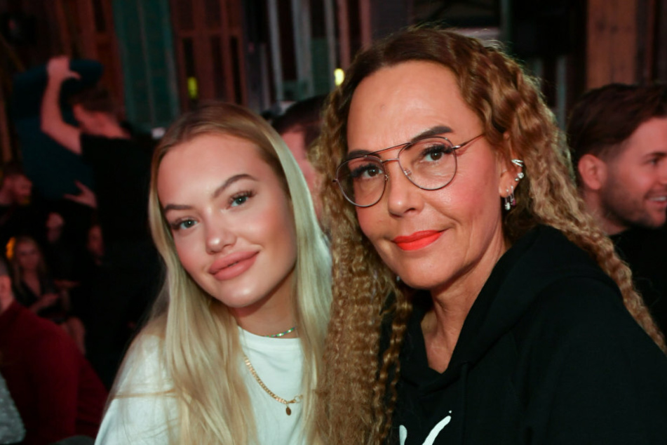 Natascha Ochsenknecht (54, r.) und ihre Tochter Cheyenne Ochsenknecht (20) sind bei dem Pearl Fashion Aperitif im THE REED.
