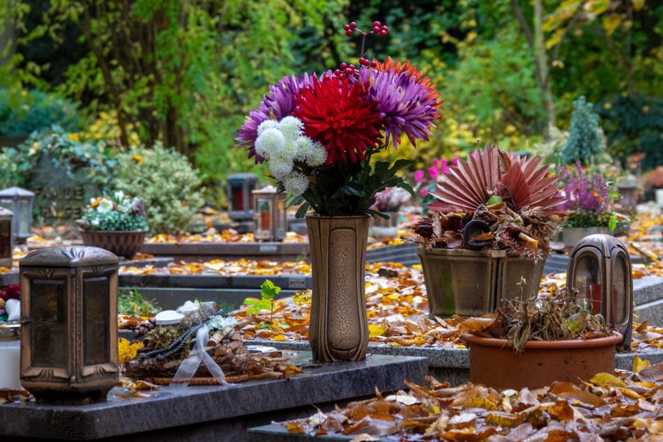 Auf seiner Flucht beschädigte der Verdächtige mehrere Gräber auf einem Friedhof in Rommerskirchen. (Symbolbild)