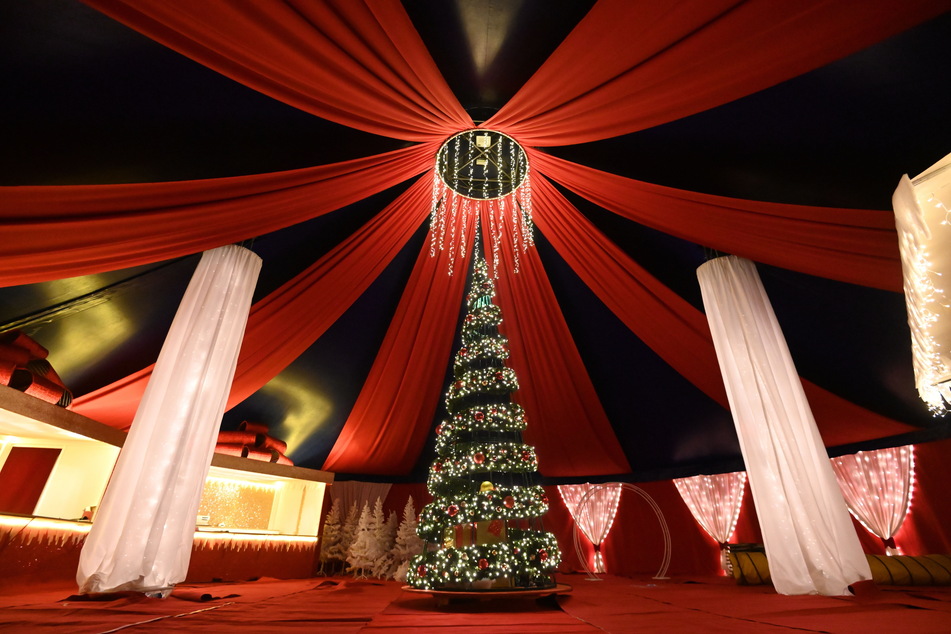 Ein großer Weihnachtsbaum wird das Vorzelt schmücken, umringt von Weihnachtsmarktständen.