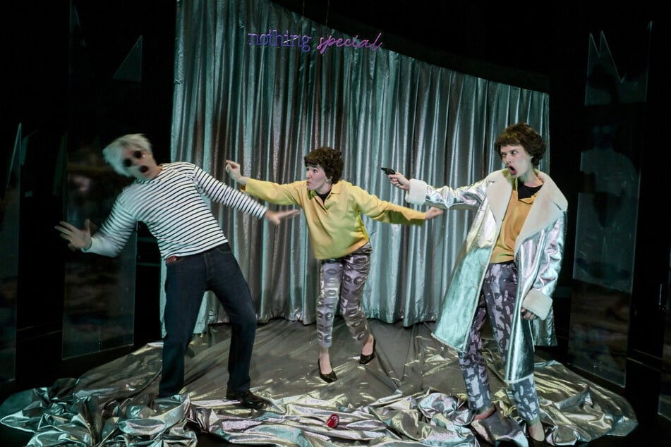 Schüsse auf Andy Warhol: Thomas Eisen, Leonie Hämer und Sarah Schmidt (r.) in "I Shot A Pop Star".