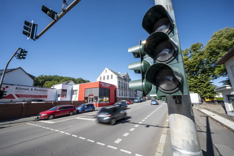 Ein großer Stromausfall in Chemnitz hätte gravierende Folgen für den Verkehr. Ampeln würden ausfallen, wie hier 2023 in der Frankenberger Straße. Ein Not-Konzept soll das absolute Chaos verhindern.