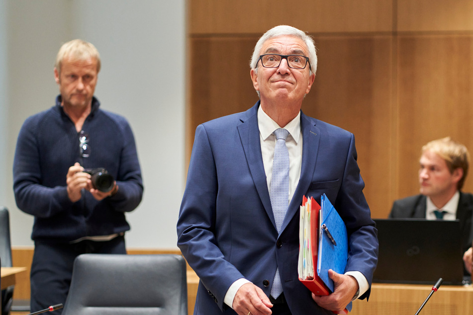 Der Innenminister des Landes Rheinland-Pfalz, Roger Lewentz (59, SPD), sagte zum zweiten Mal als Zeuge vor dem Untersuchungsausschuss des Landtags zur Flutkatastrophe im Ahrtal aus.