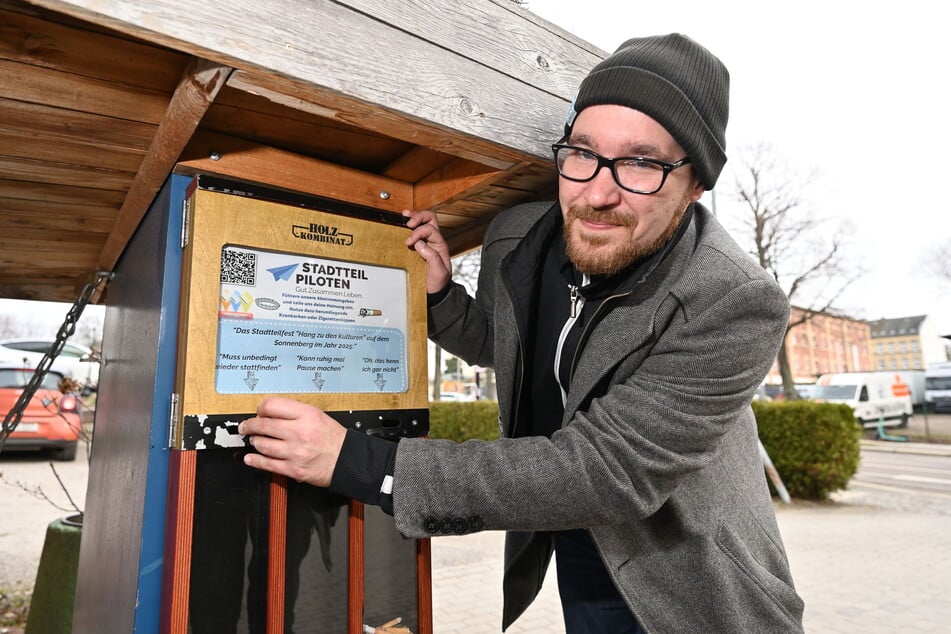 Welche Antwort darf's sein? Attila Bihari (38) von den Stadtteilpiloten befüllt die Abstimmungsbox.