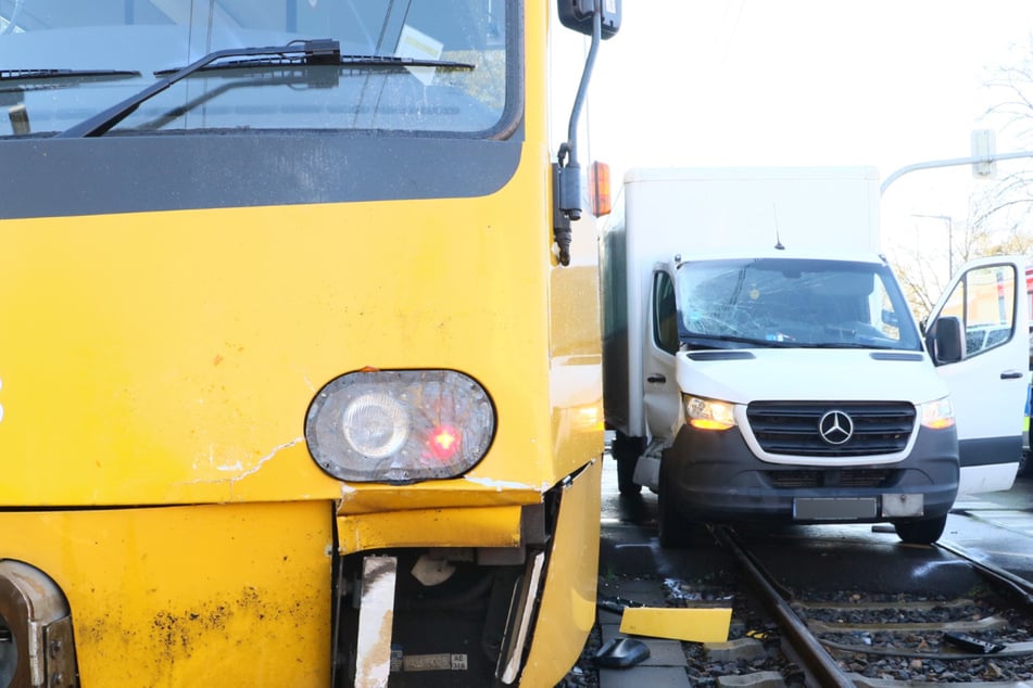 Lkw knallt mit Stadtbahn zusammen: Mädchen bei Unfall verletzt