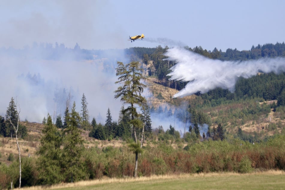 Zeitweise kam ein Löschflugzeug zum Einsatz.